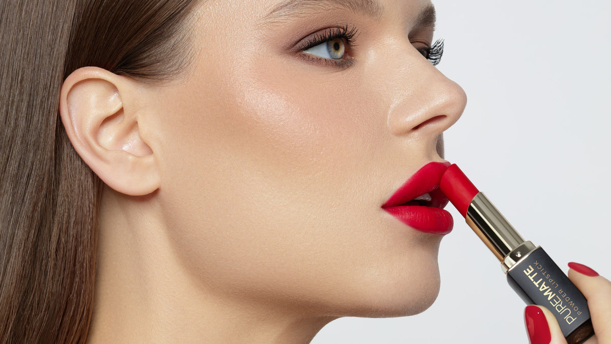Golden Rose Pure Matte kırmızı ruj süren model