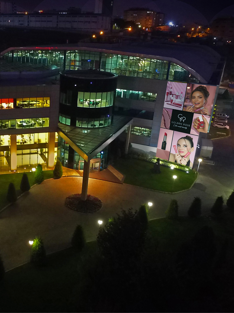 Erkul Kozmetik genel merkez binası, gece ışıklandırmasıyla